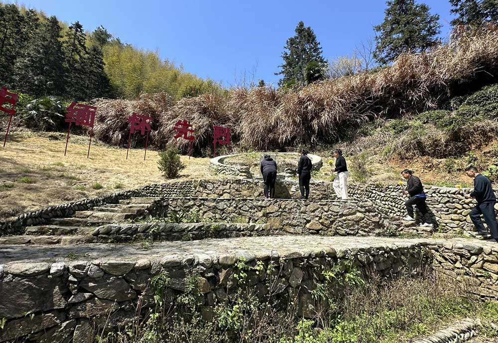 屯溪區(qū)國(guó)投集團(tuán)開(kāi)展“緬懷先烈先賢   傳承紅色基因”主題黨日活動(dòng)